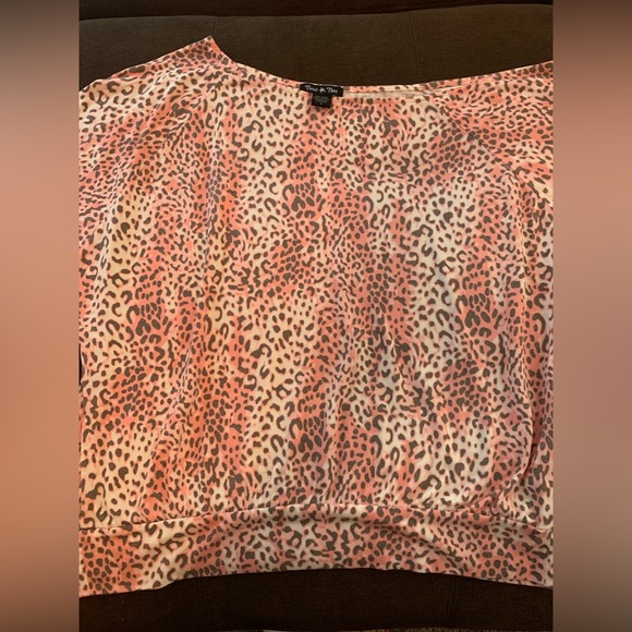 Off the shoulder Animal print top size 3 - Picture 2 of 3